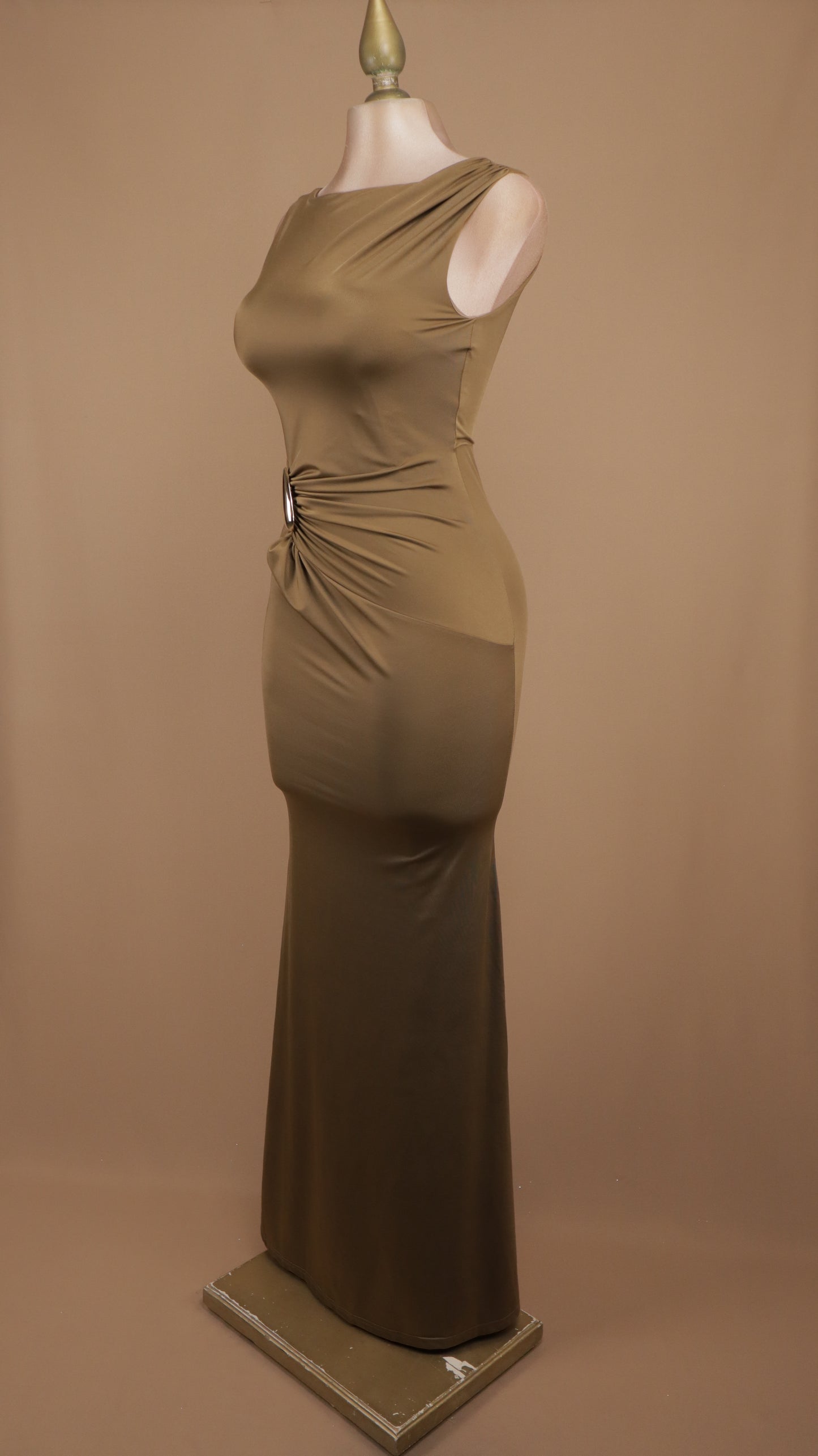 Vestido largo ajustado y resacado con plisado en cadera