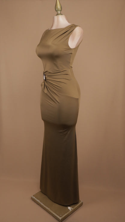 Vestido largo ajustado y resacado con plisado en cadera