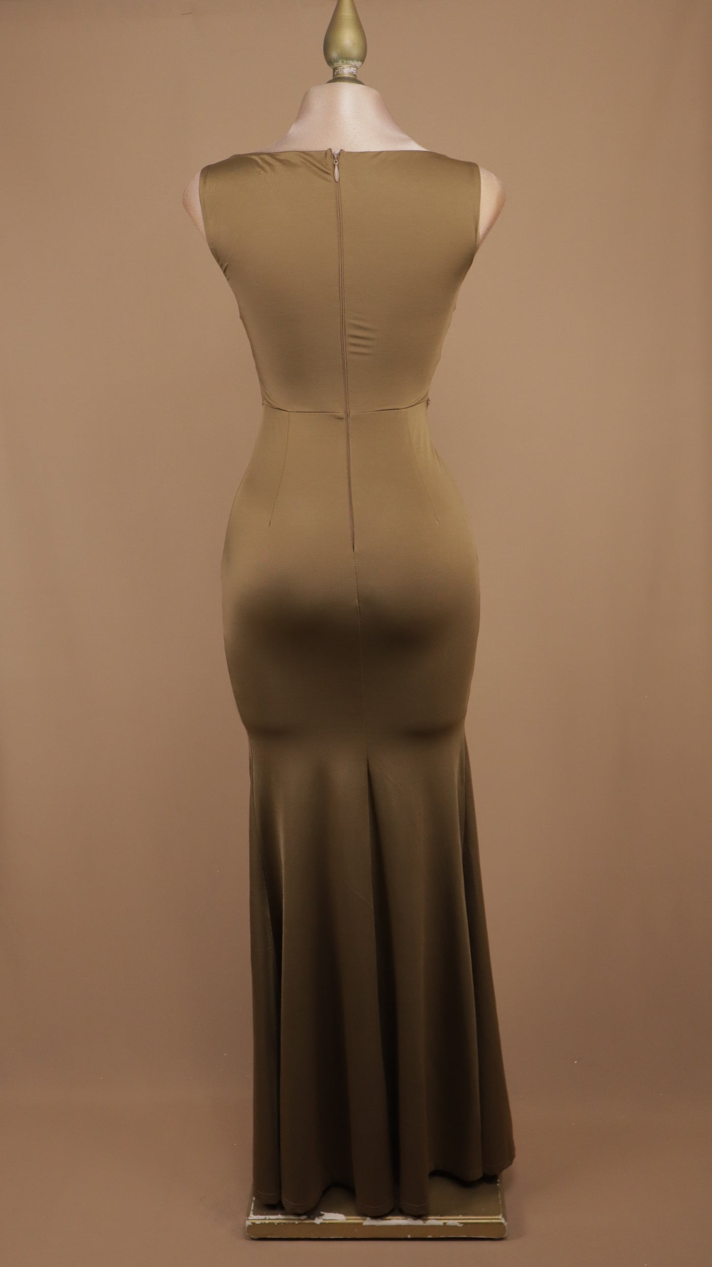 Vestido largo ajustado y resacado con plisado en cadera