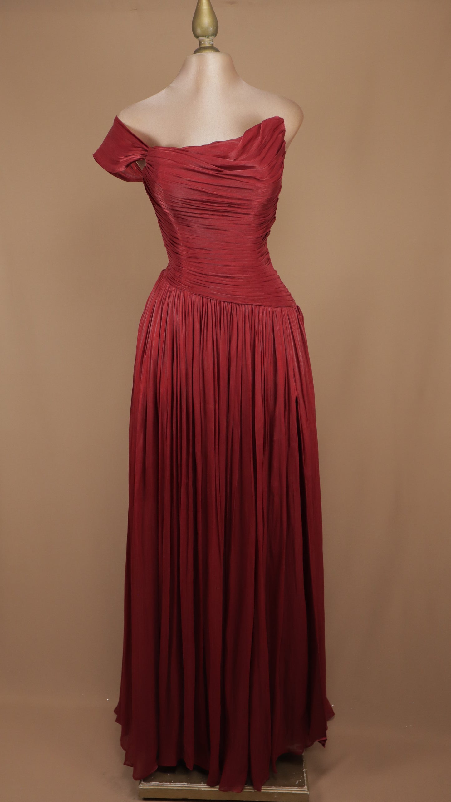 Vestido largo plisado asimétrico con corset