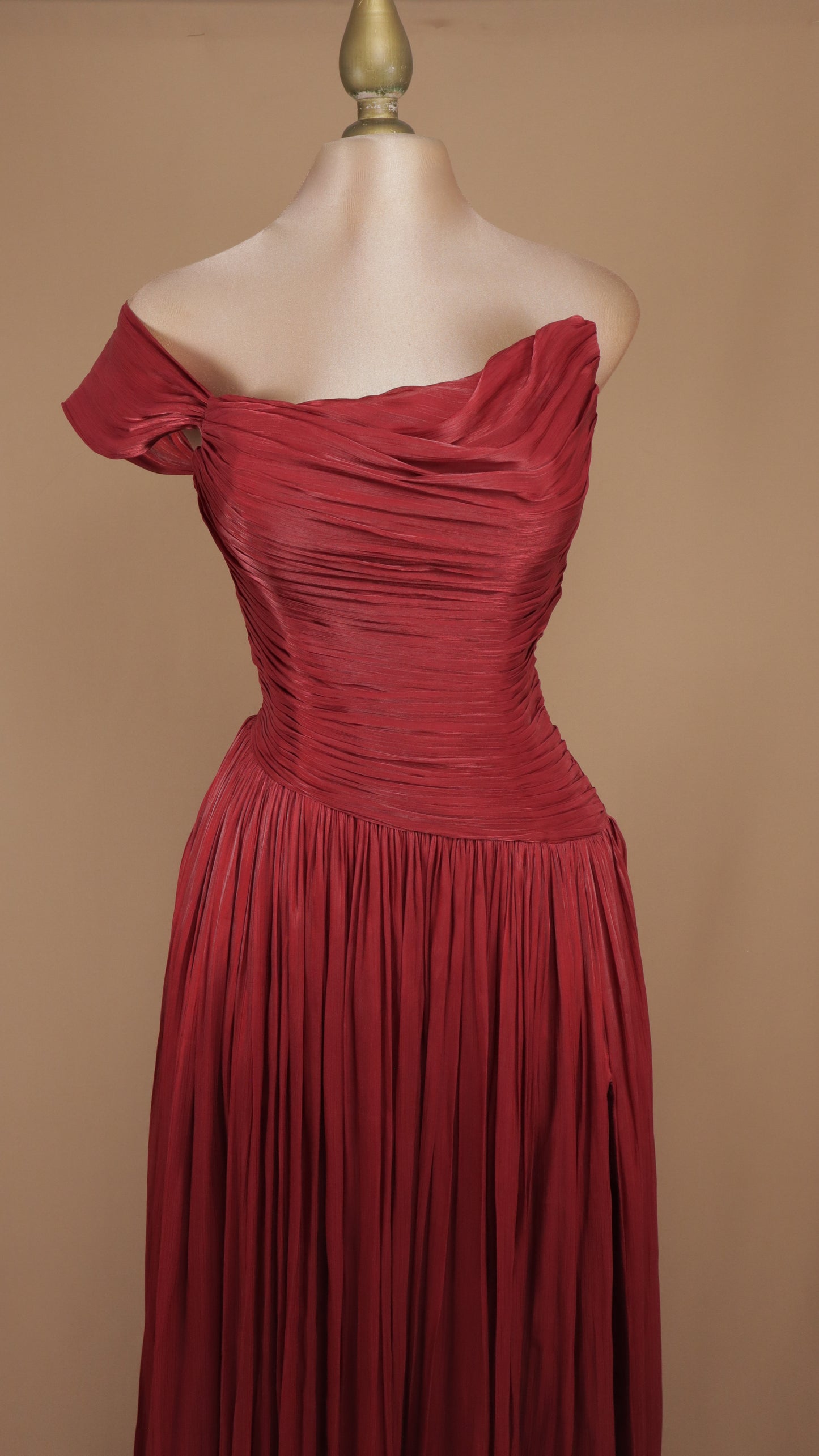 Vestido largo plisado asimétrico con corset