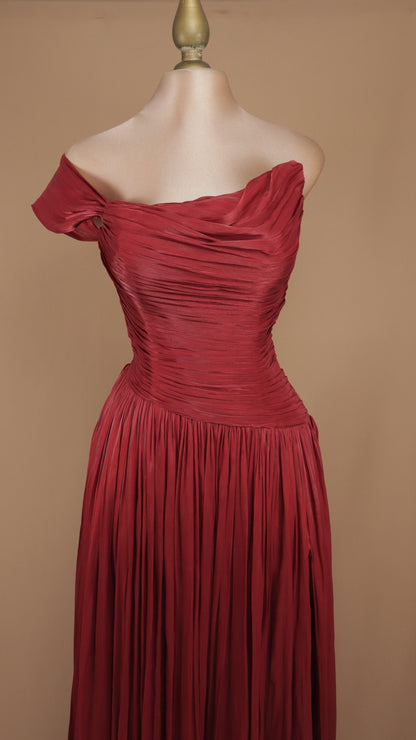 Vestido largo plisado asimétrico con corset