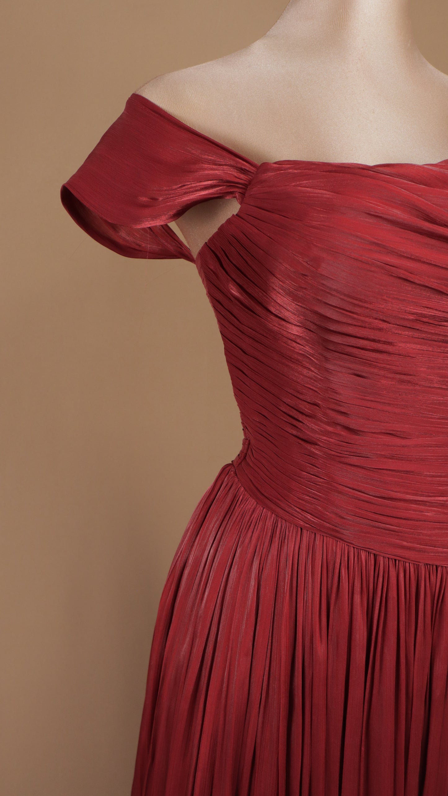 Vestido largo plisado asimétrico con corset