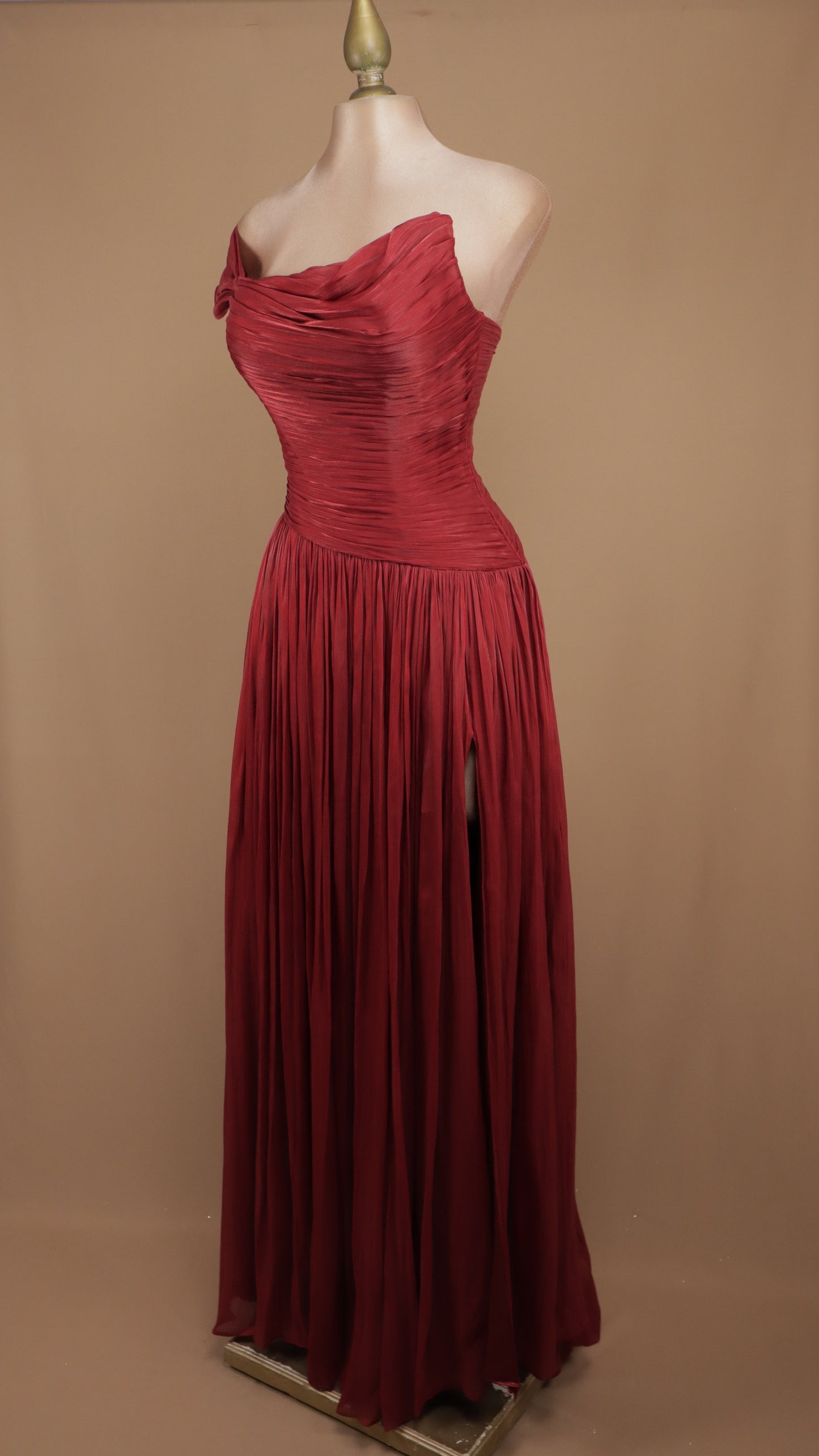Vestido largo plisado asimétrico con corset