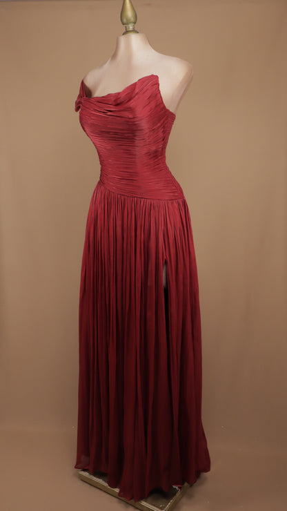 Vestido largo plisado asimétrico con corset