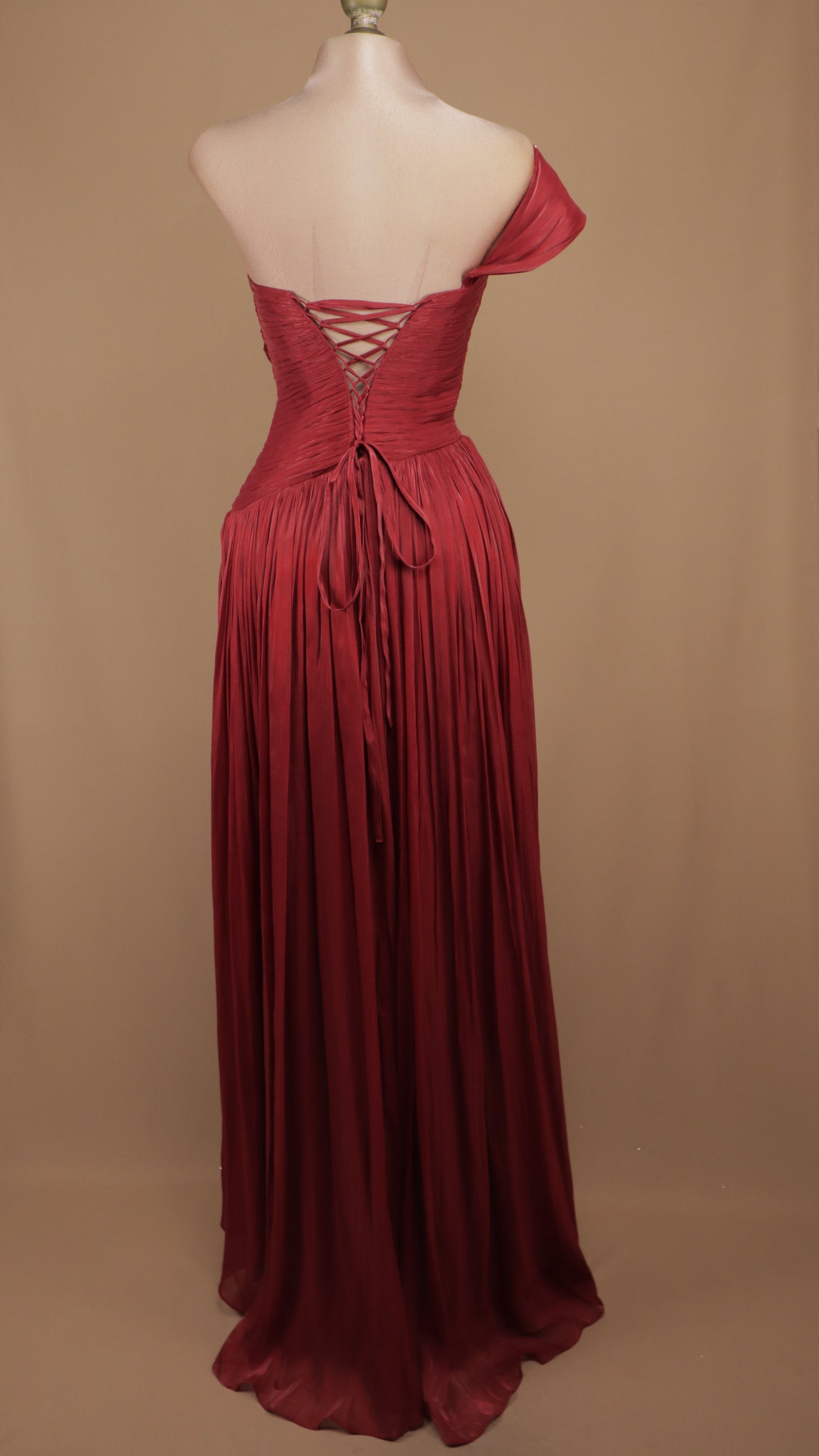 Vestido largo plisado asimétrico con corset