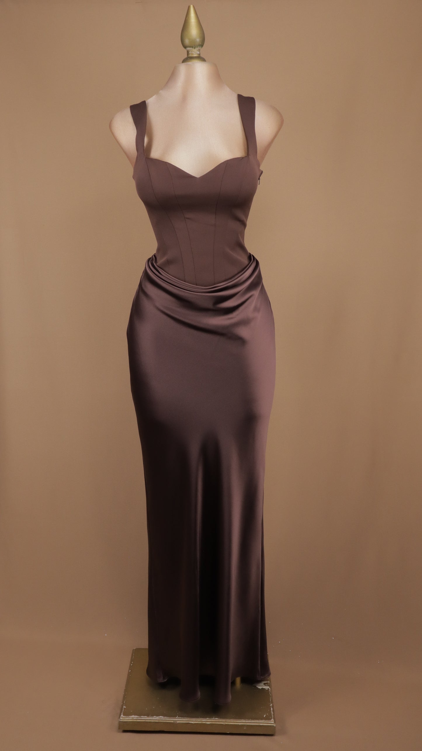 Vestido largo corte sirena satinado