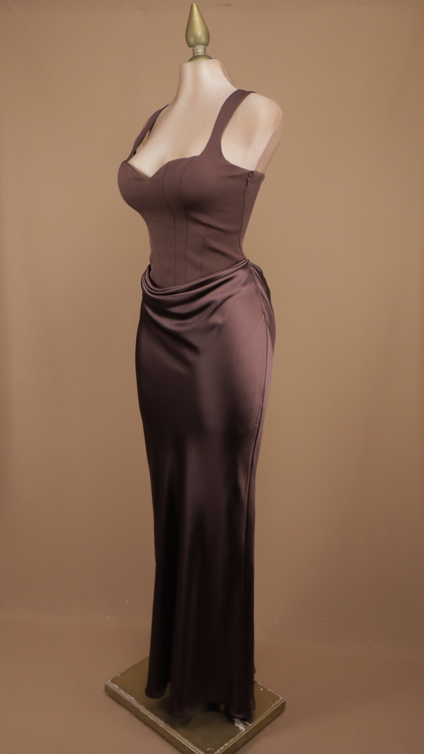 Vestido largo corte sirena satinado