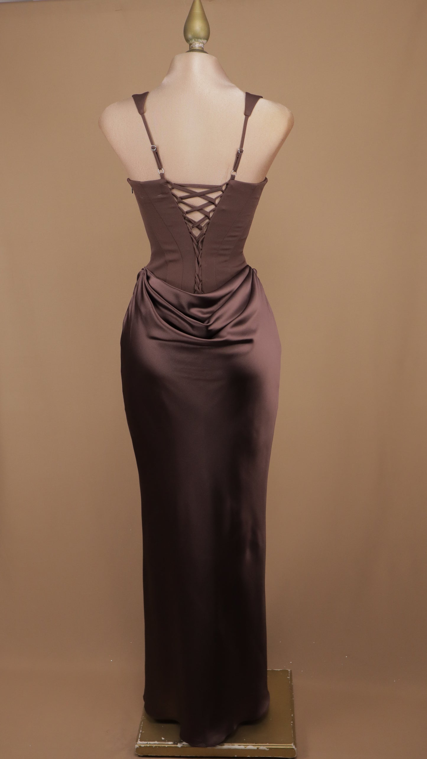 Vestido largo corte sirena satinado