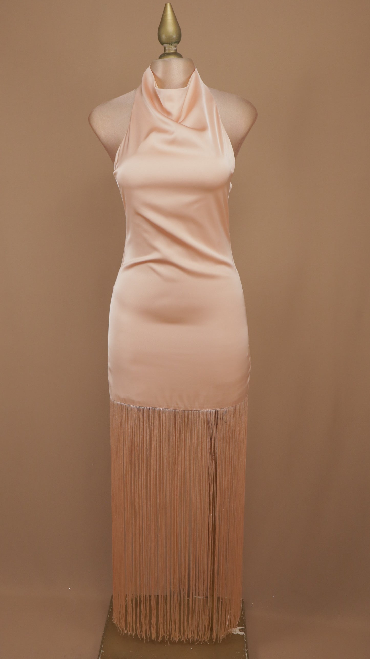 Vestido largo satinado con fleco y cuello halter