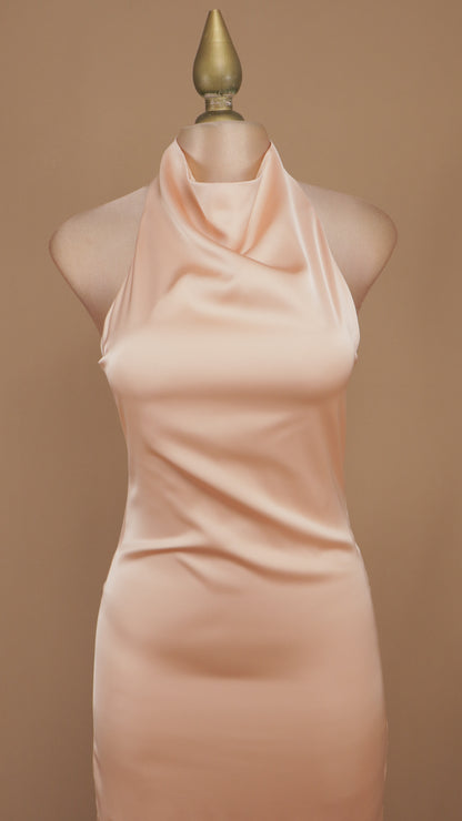 Vestido largo satinado con fleco y cuello halter