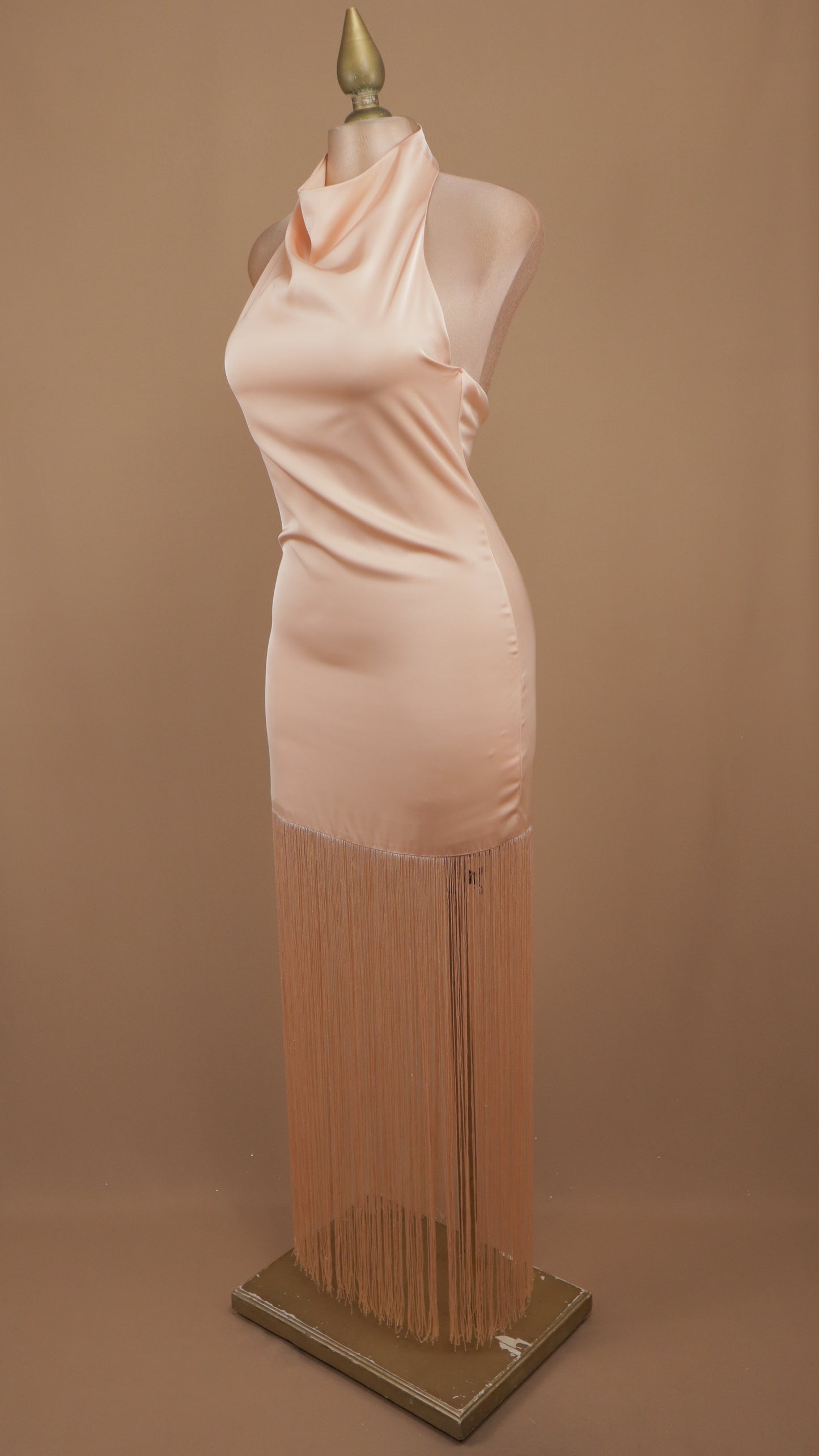 Vestido largo satinado con fleco y cuello halter