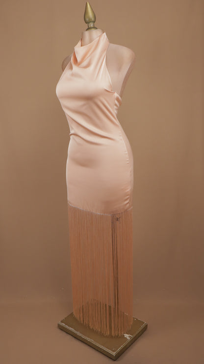 Vestido largo satinado con fleco y cuello halter