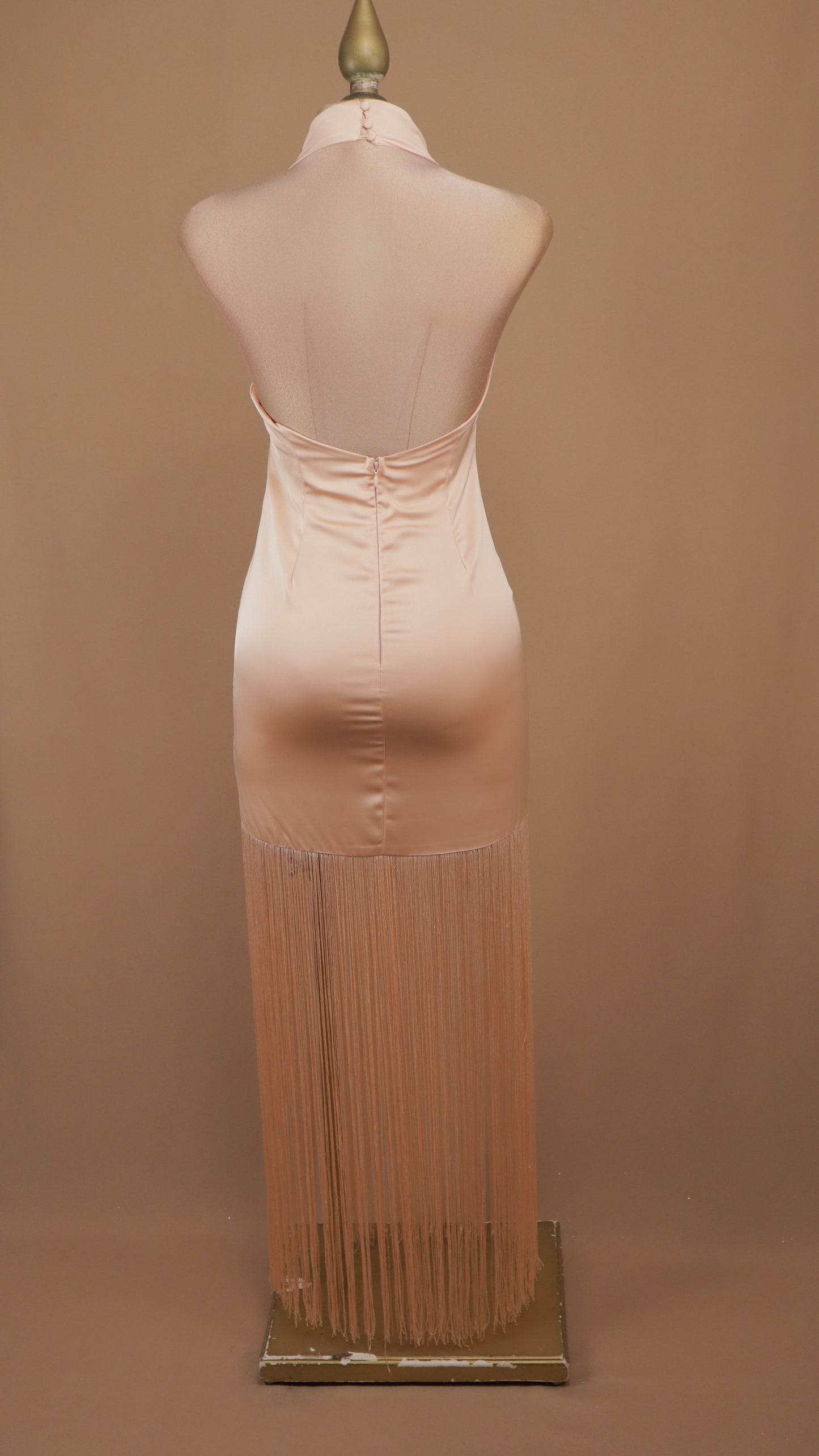 Vestido largo satinado con fleco y cuello halter