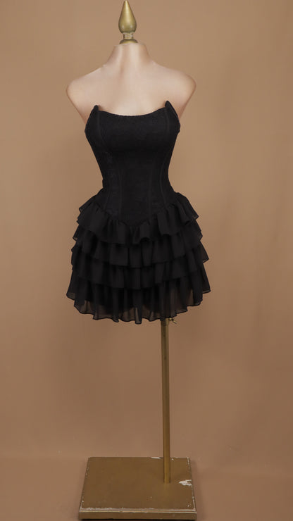 Vestido corto de encaje y olanes