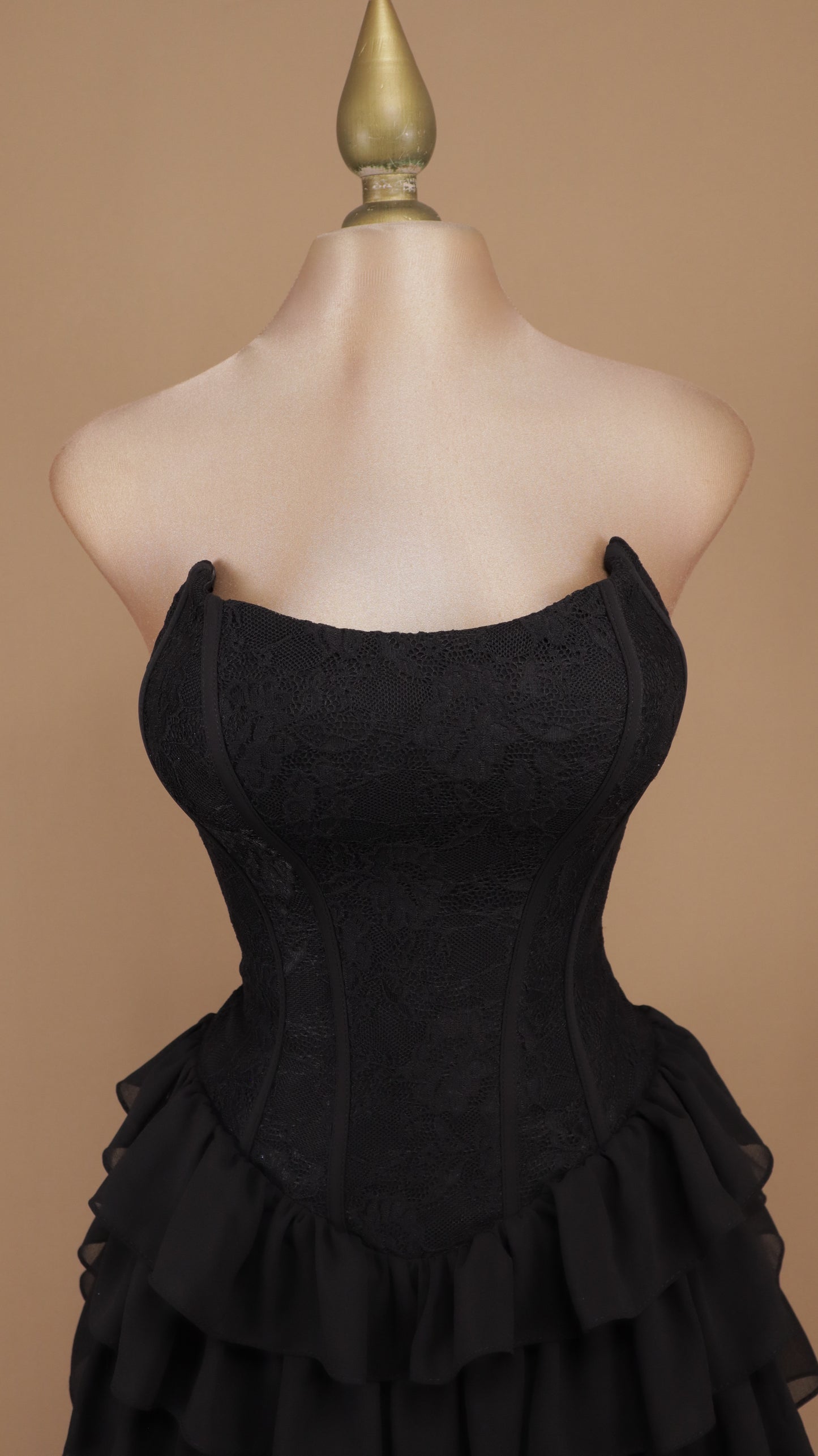 Vestido corto de encaje y olanes