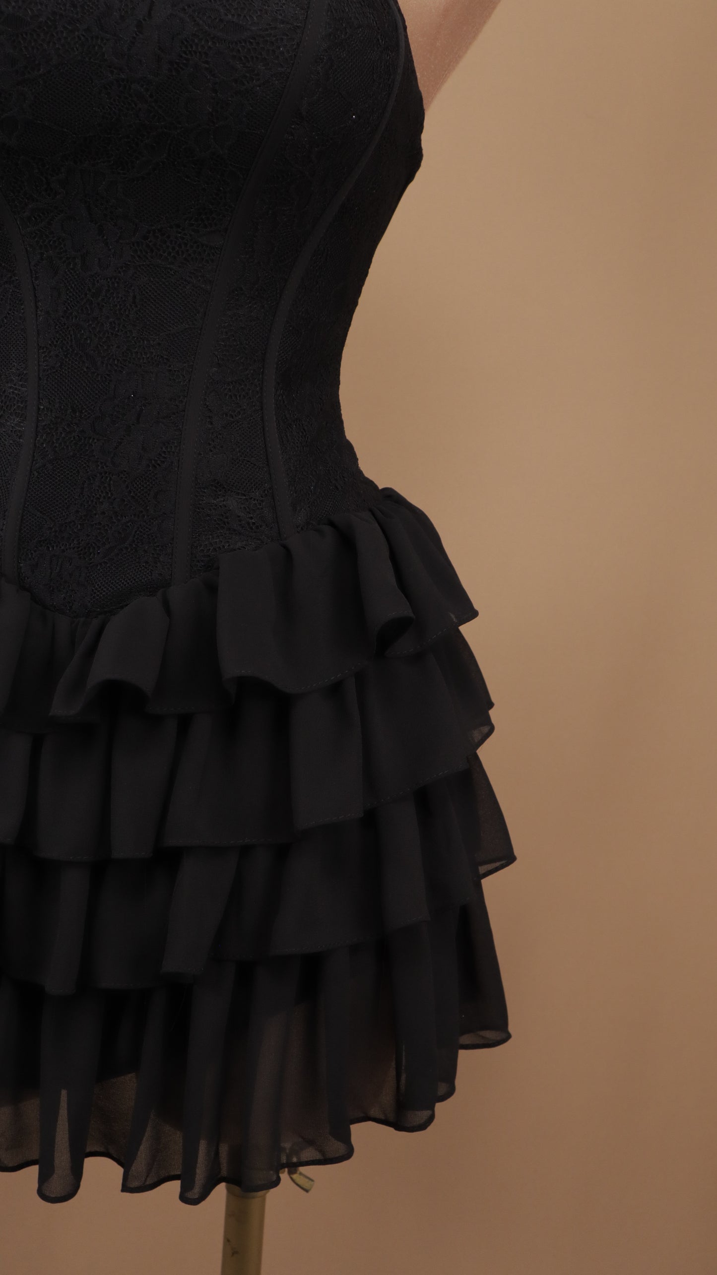 Vestido corto de encaje y olanes