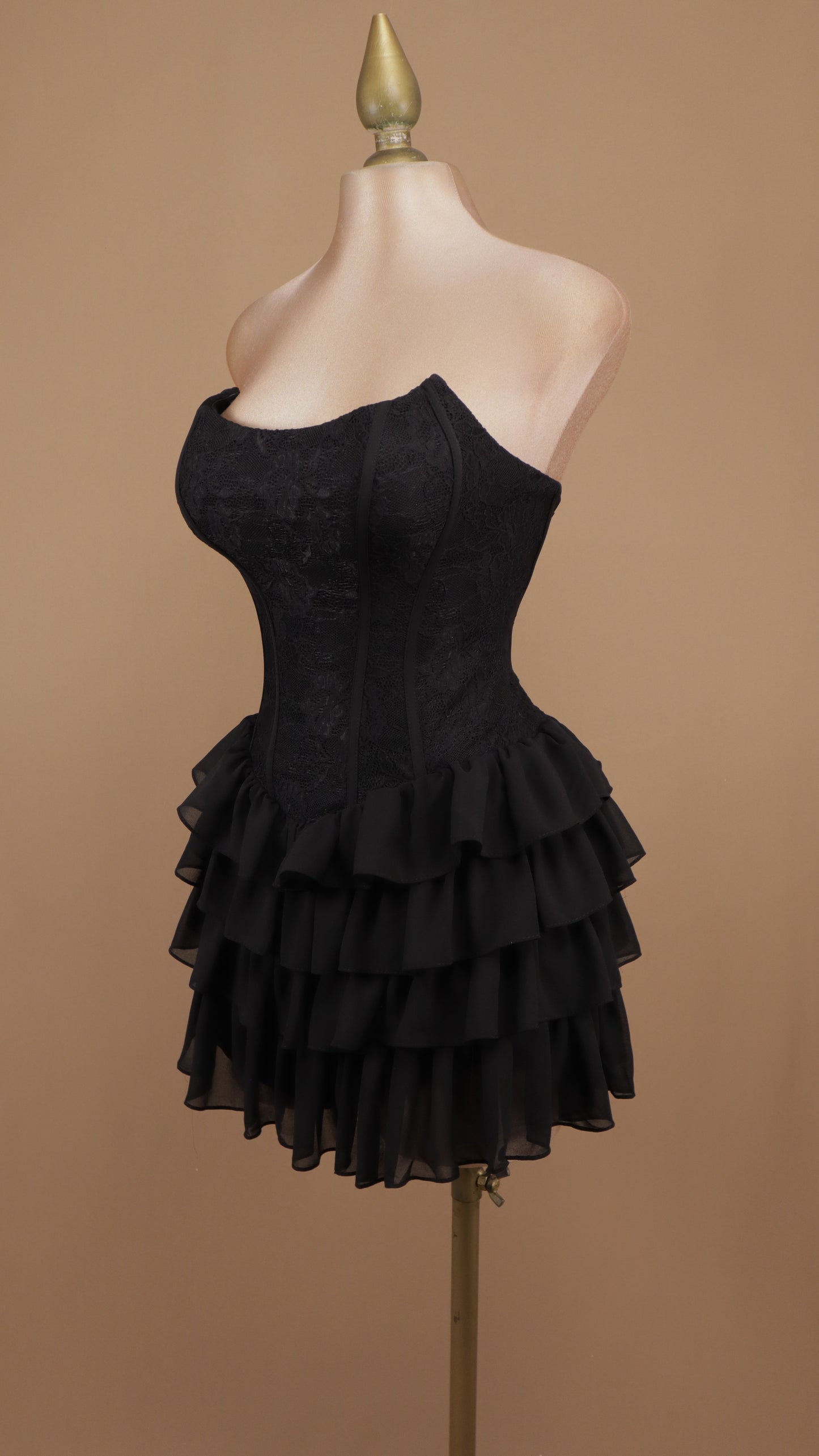 Vestido corto de encaje y olanes