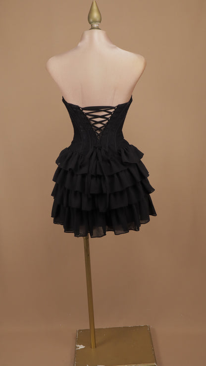 Vestido corto de encaje y olanes