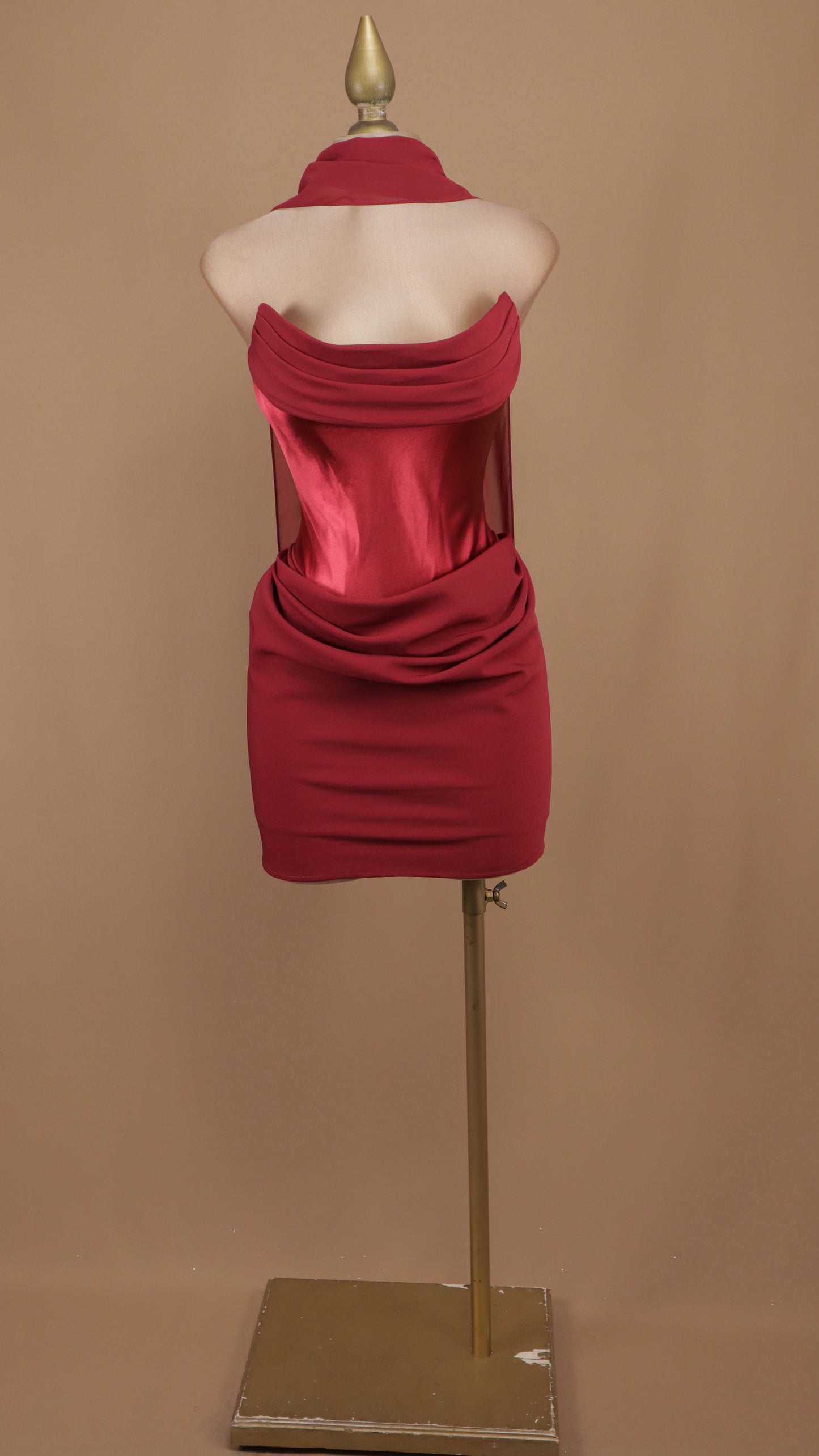 Vestido corto con estola en cuello y corset