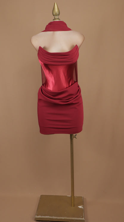 Vestido corto con estola en cuello y corset