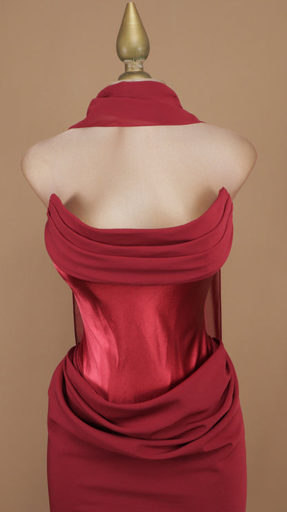 Vestido corto con estola en cuello y corset