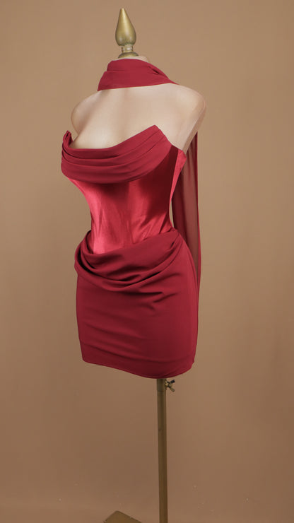 Vestido corto con estola en cuello y corset