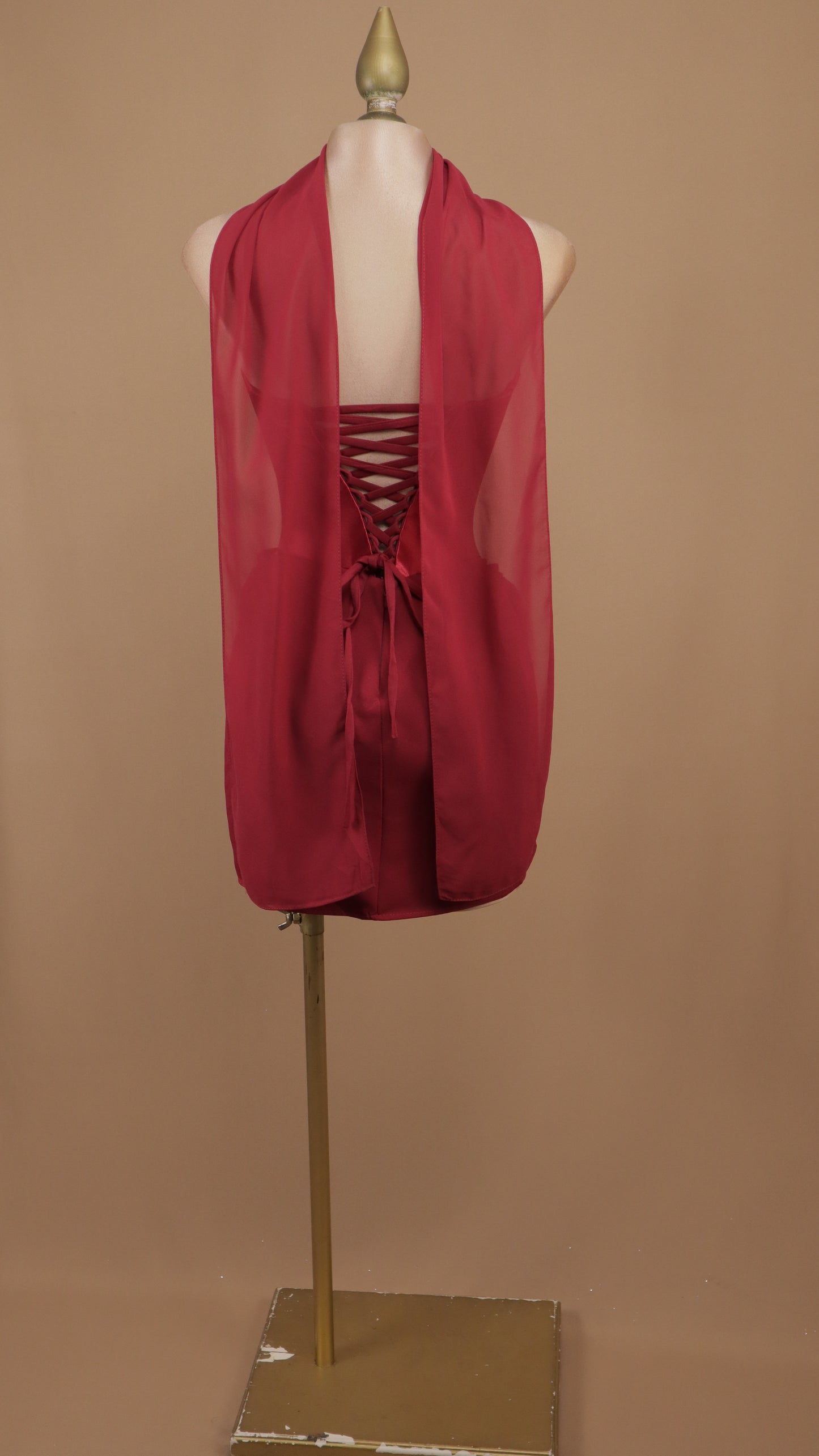 Vestido corto con estola en cuello y corset