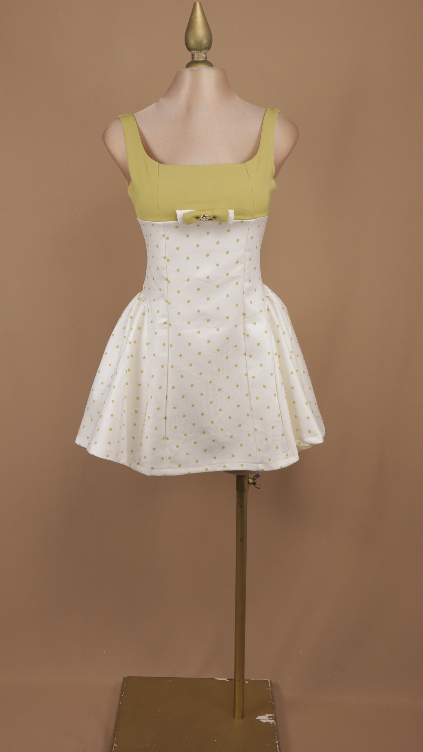 Vestido midi de cintura alta con estampado de lunares y detalle de moño