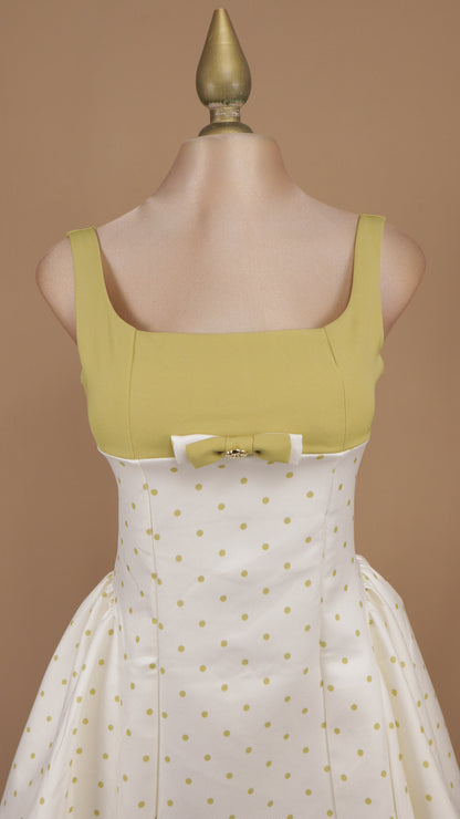 Vestido midi de cintura alta con estampado de lunares y detalle de moño