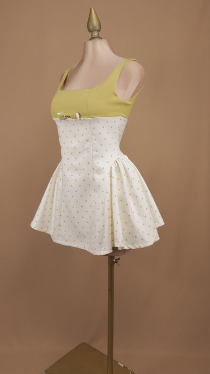Vestido midi de cintura alta con estampado de lunares y detalle de moño