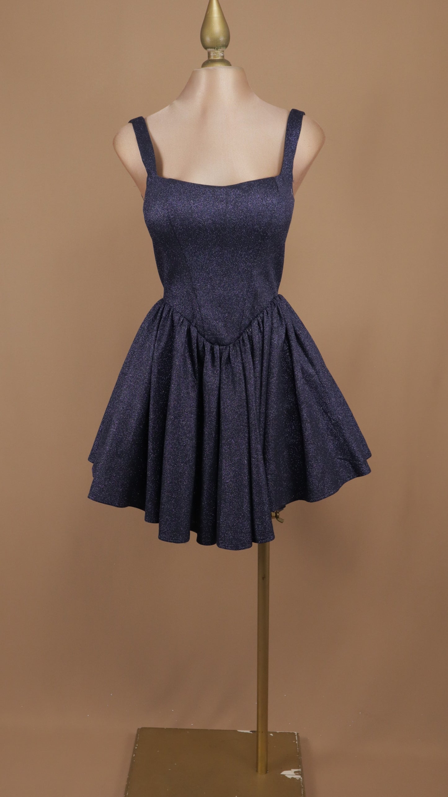 Vestido mid de brillo glíter con cintura de corsé y falda de tablas