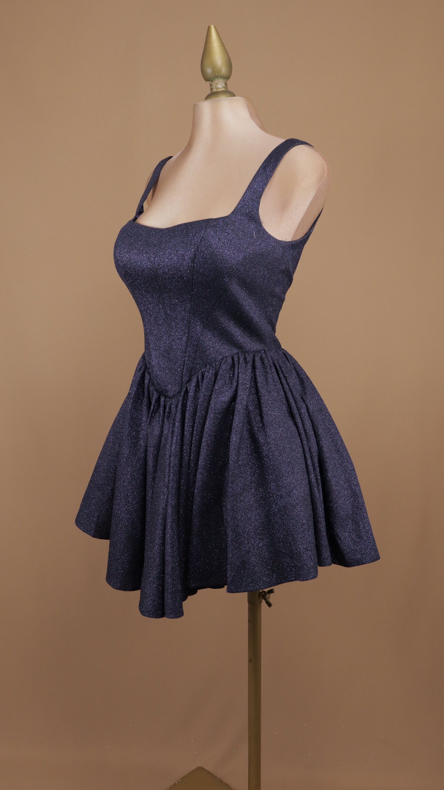 Vestido mid de brillo glíter con cintura de corsé y falda de tablas