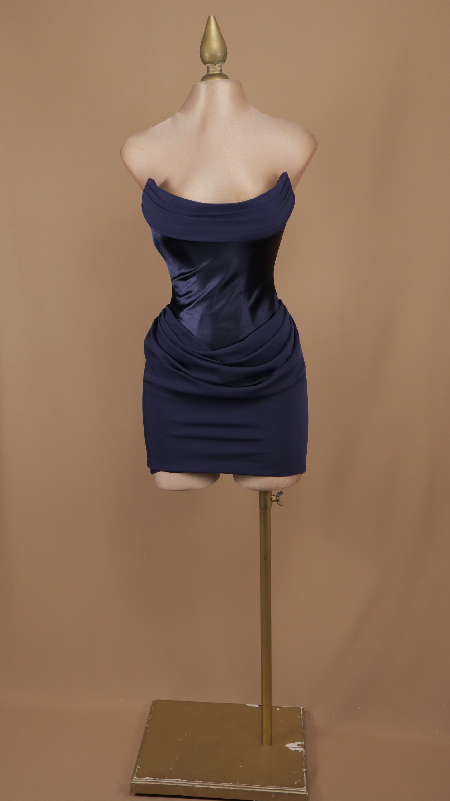Vestido corto con estola en cuello y corset