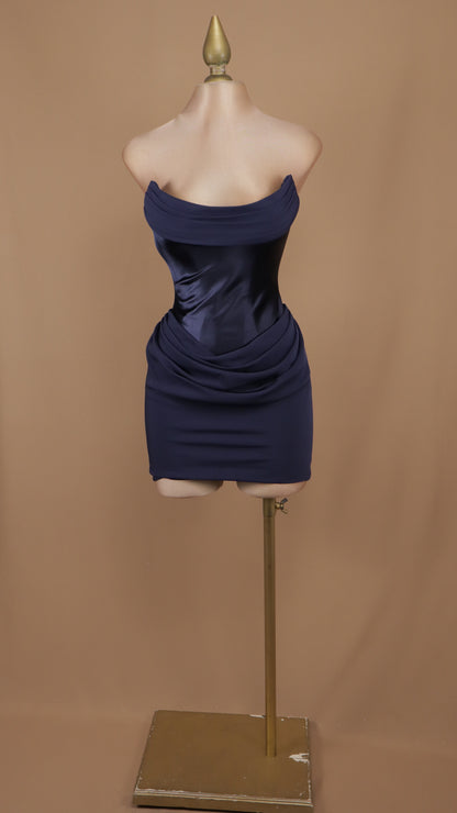 Vestido corto con estola en cuello y corset