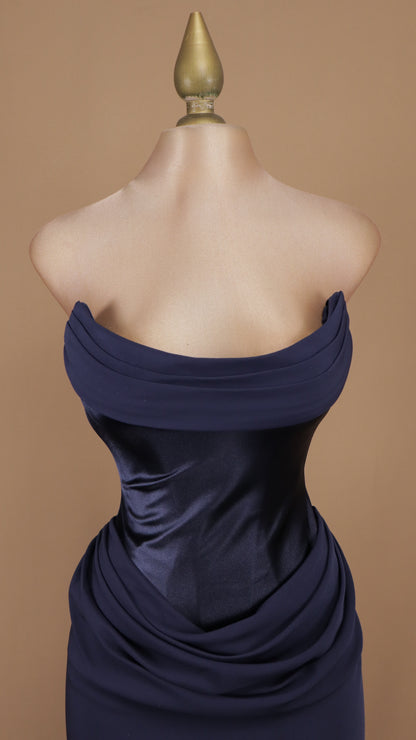 Vestido corto con estola en cuello y corset