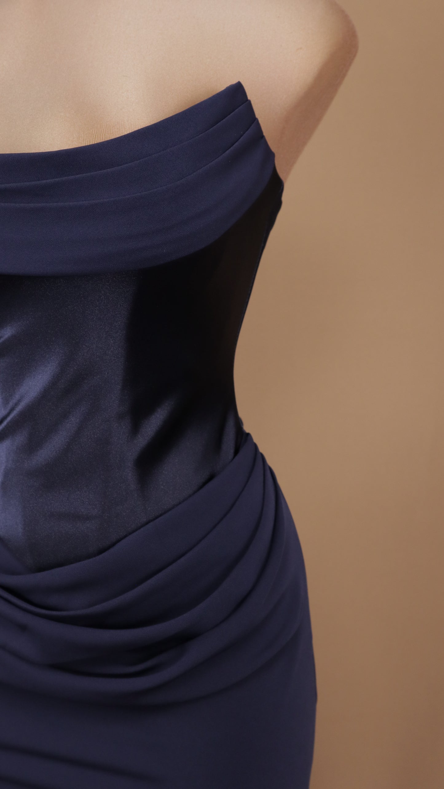 Vestido corto con estola en cuello y corset