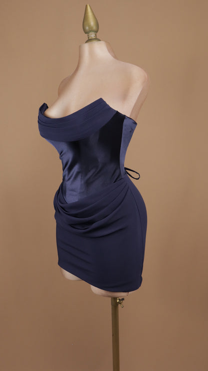 Vestido corto con estola en cuello y corset