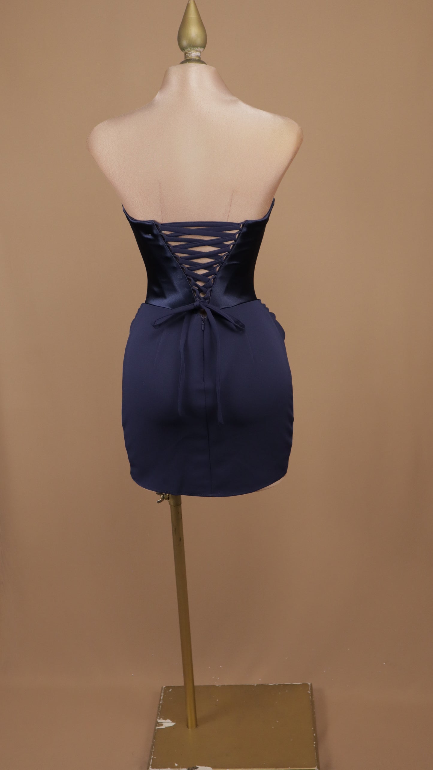 Vestido corto con estola en cuello y corset
