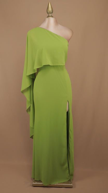 Vestido largo de fiesta asimétrico con capa fluida y abertura en la pierna
