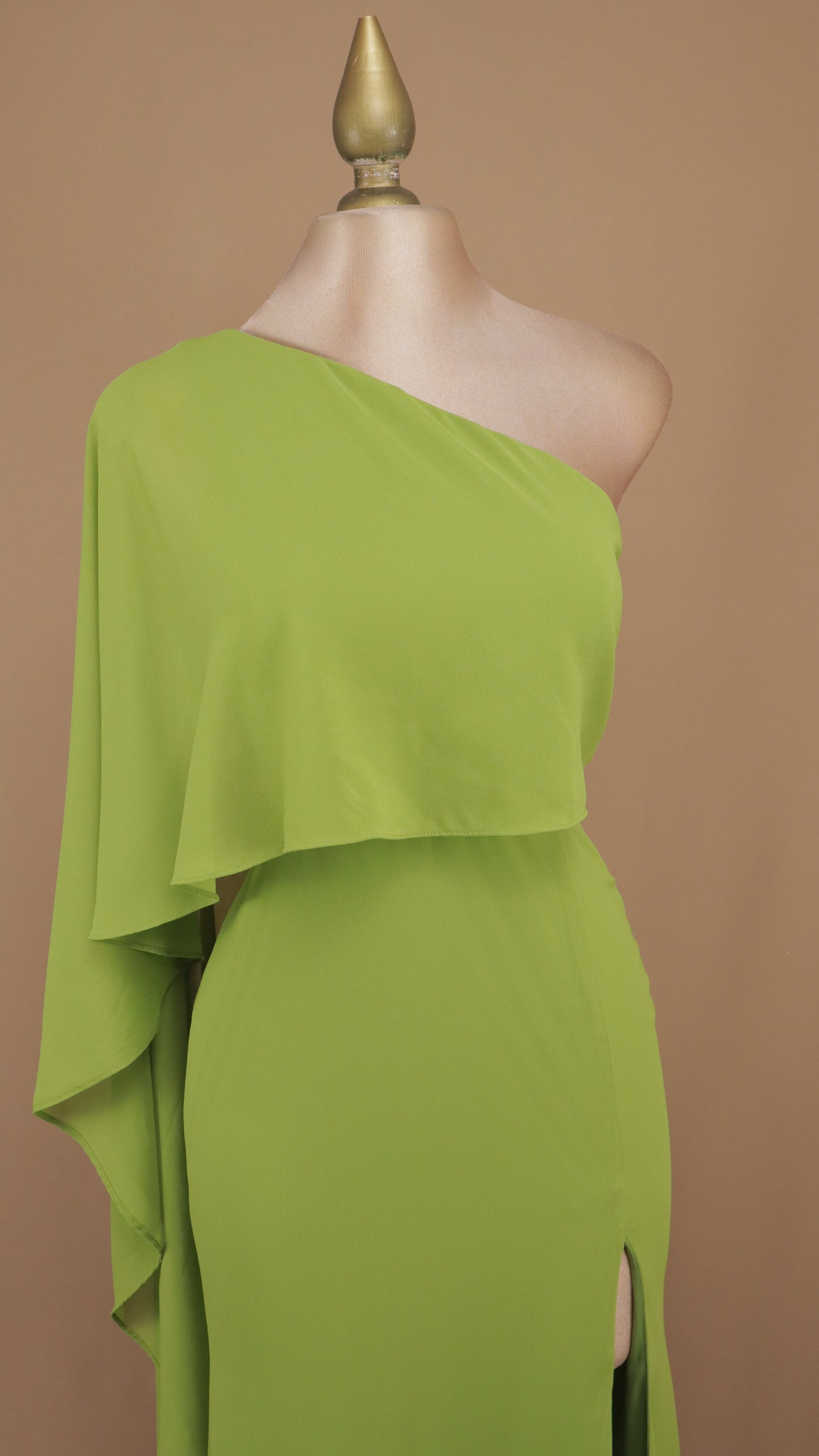 Vestido largo de fiesta asimétrico con capa fluida y abertura en la pierna