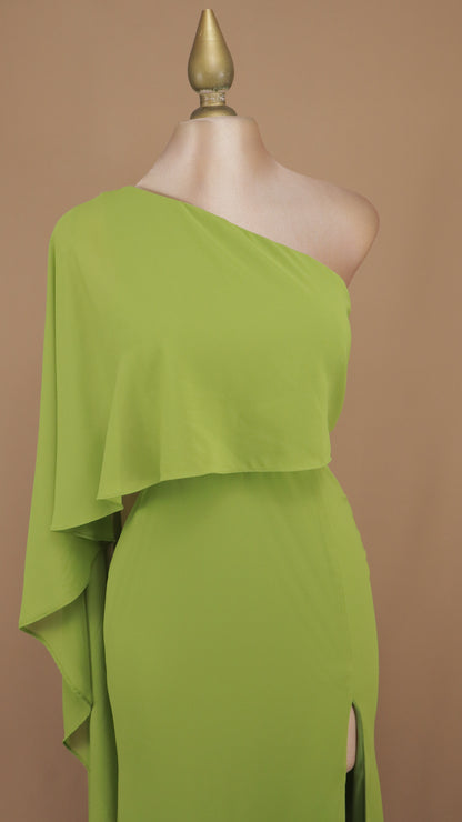 Vestido largo de fiesta asimétrico con capa fluida y abertura en la pierna