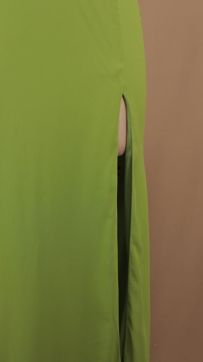 Vestido largo de fiesta asimétrico con capa fluida y abertura en la pierna