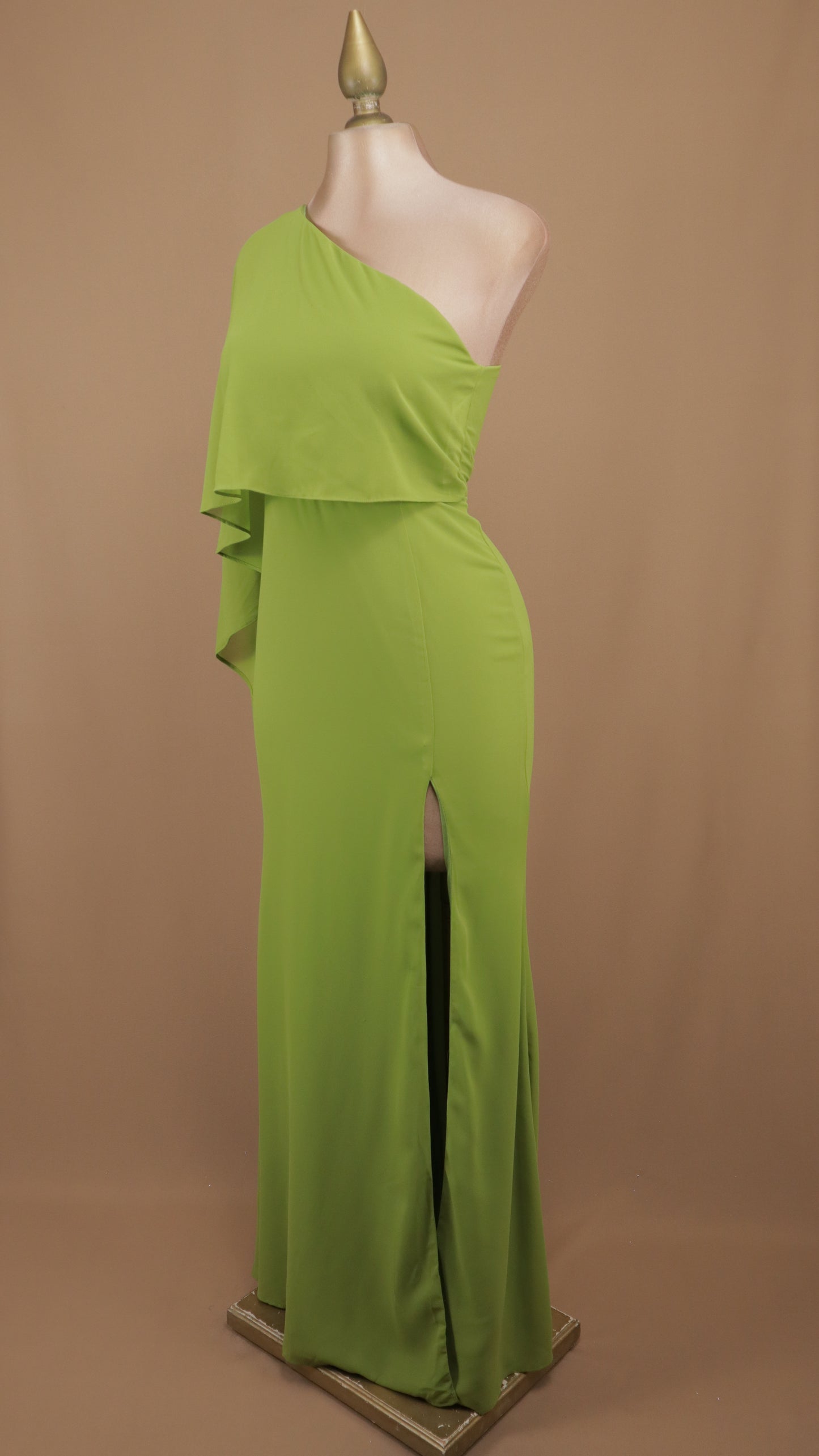 Vestido largo de fiesta asimétrico con capa fluida y abertura en la pierna