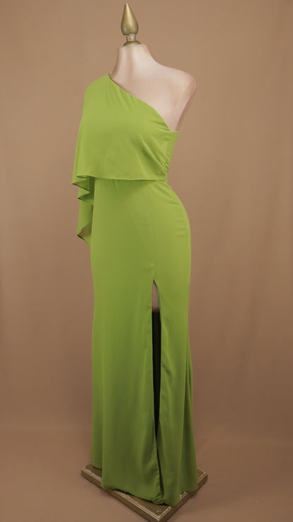 Vestido largo de fiesta asimétrico con capa fluida y abertura en la pierna
