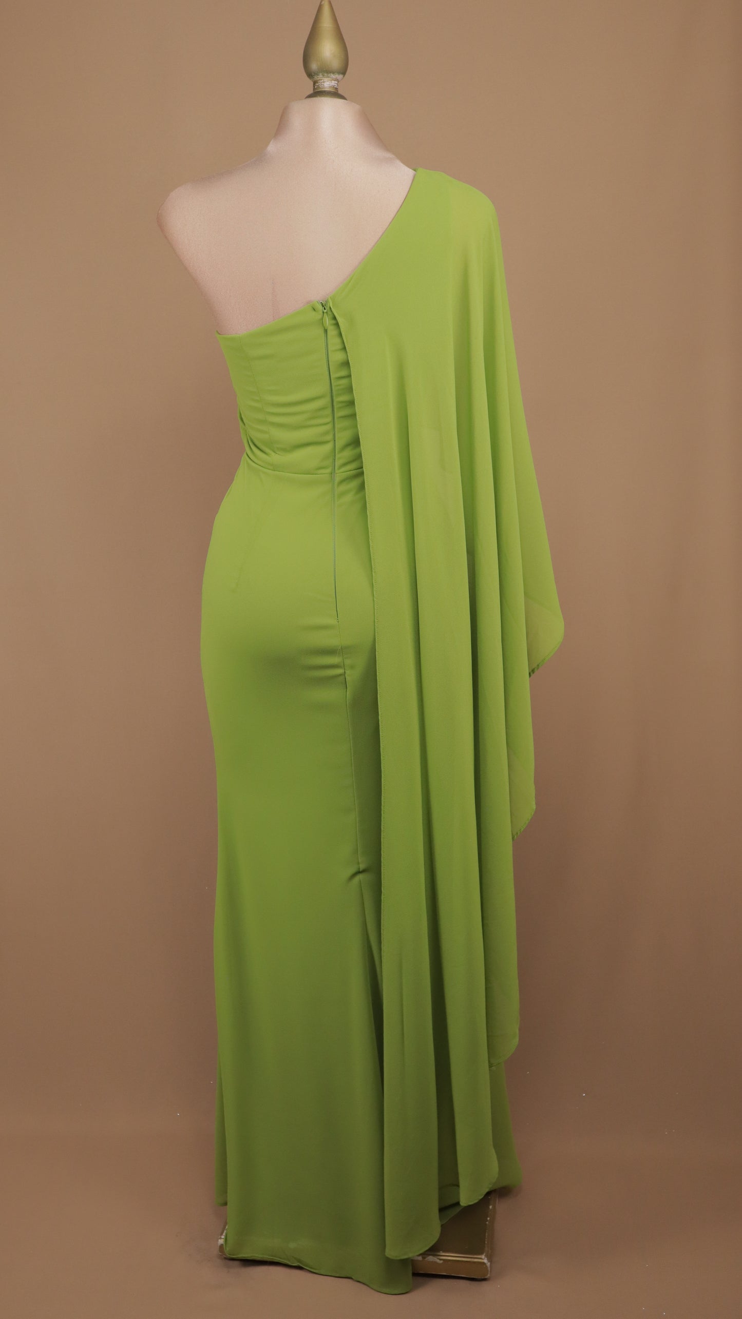 Vestido largo de fiesta asimétrico con capa fluida y abertura en la pierna