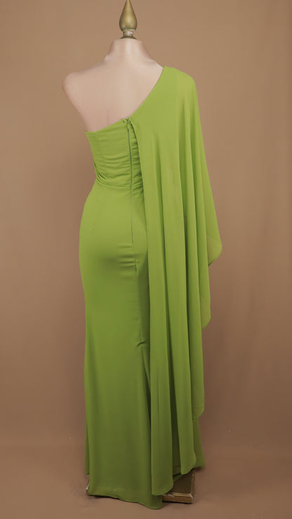 Vestido largo de fiesta asimétrico con capa fluida y abertura en la pierna