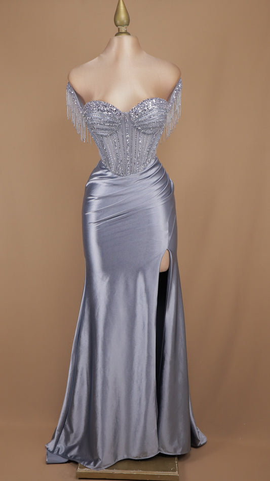 Vestido de gala largo de satén con corsé de pedrería y flecos