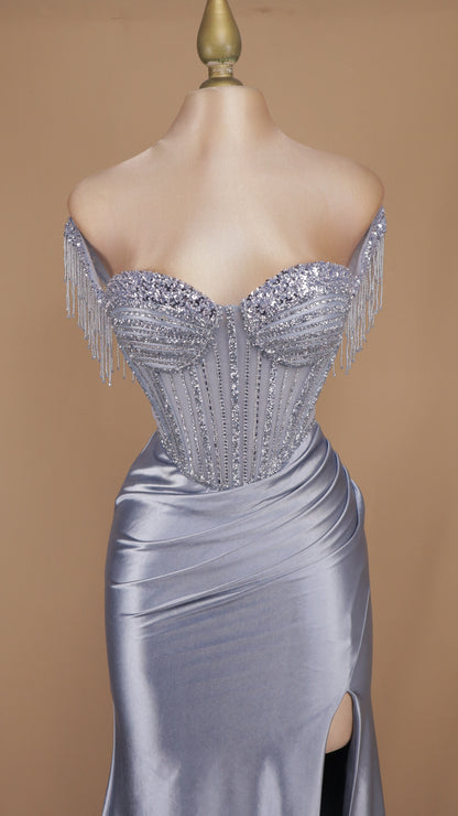 Vestido de gala largo de satén con corsé de pedrería y flecos