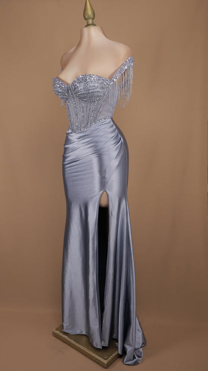 Vestido de gala largo de satén con corsé de pedrería y flecos